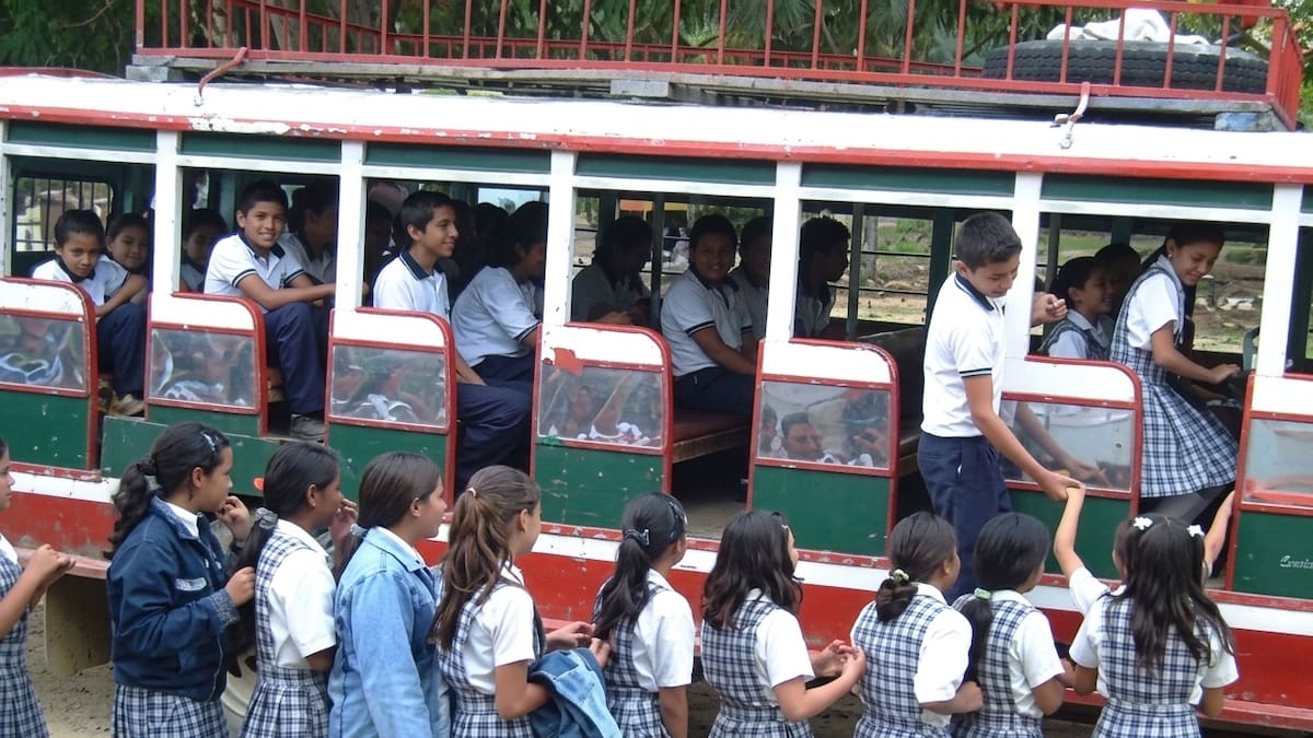 30 municipios del Huila aseguran transporte escolar para 16.501 estudiantes