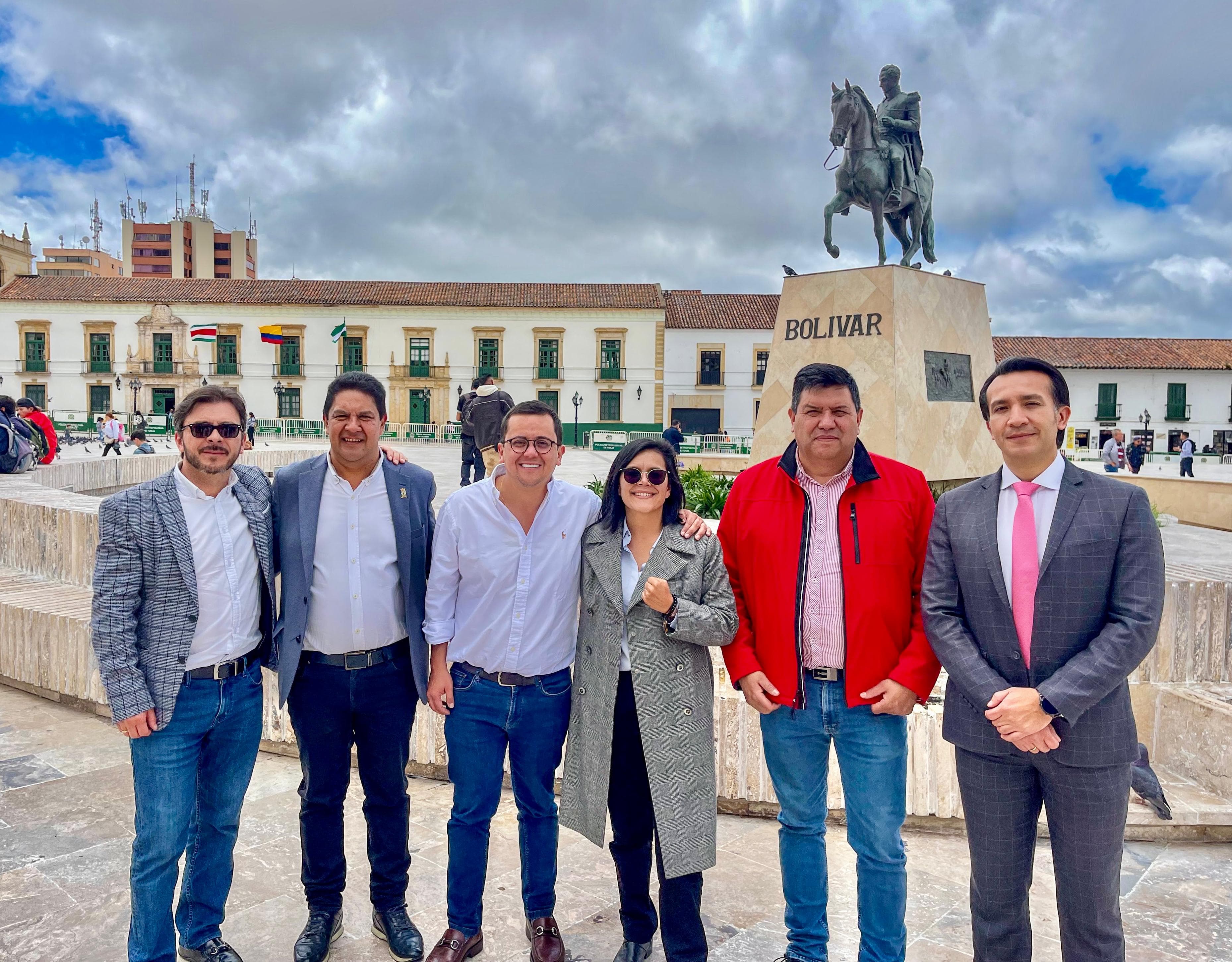 De izquierda a derecha, los diputados que dieron su voto negativo: Carlos Torres, Jairo Pacheco, Rodrigo Rojas, Maryory Ortiz, Dairo Herrera y Juan Camilo Morales. Foto | Prensa de Rodrigo Rojas