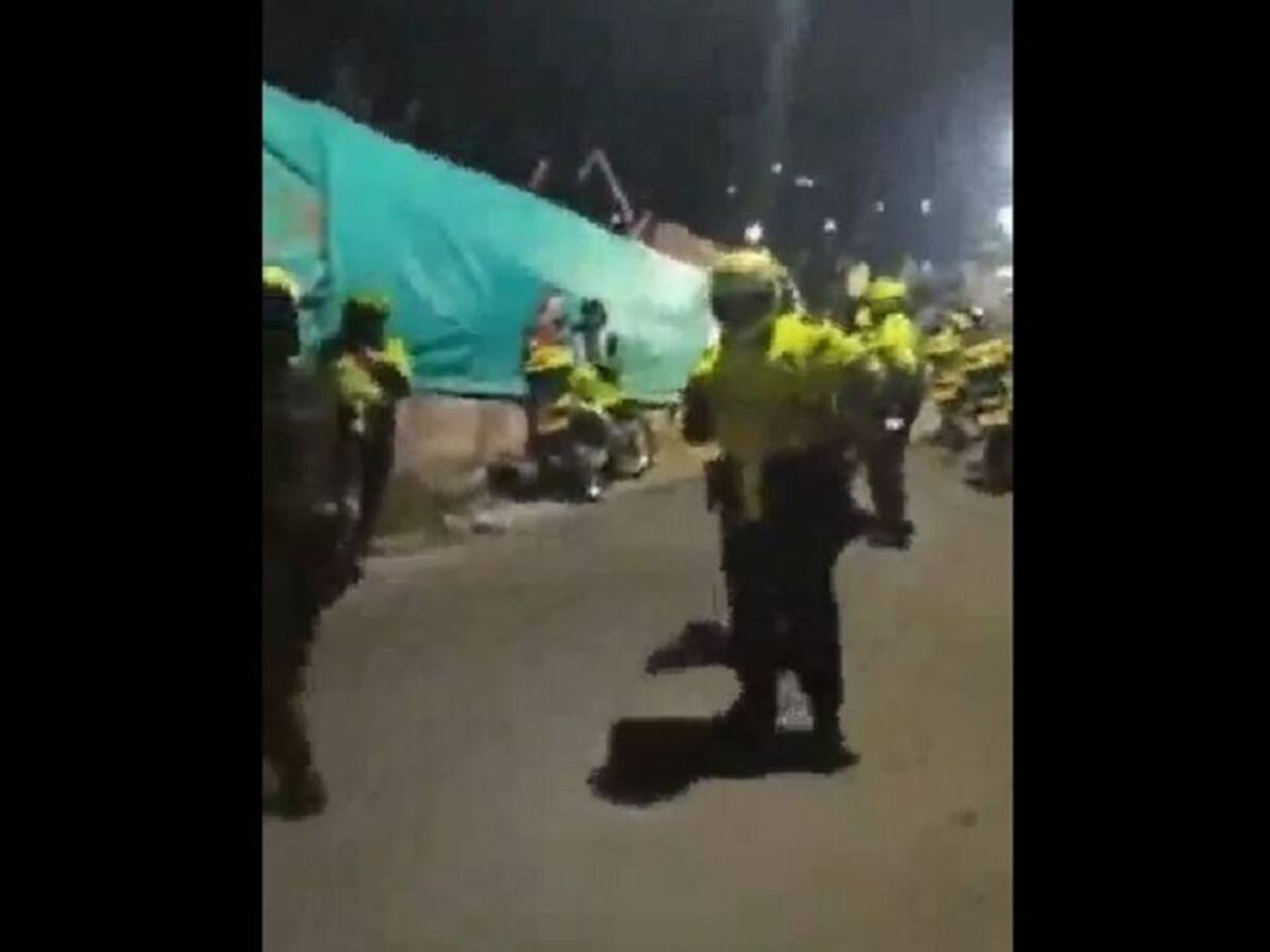 Policía y comunidad se enfrentaron en Sabaneta por un muñeco de año viejo