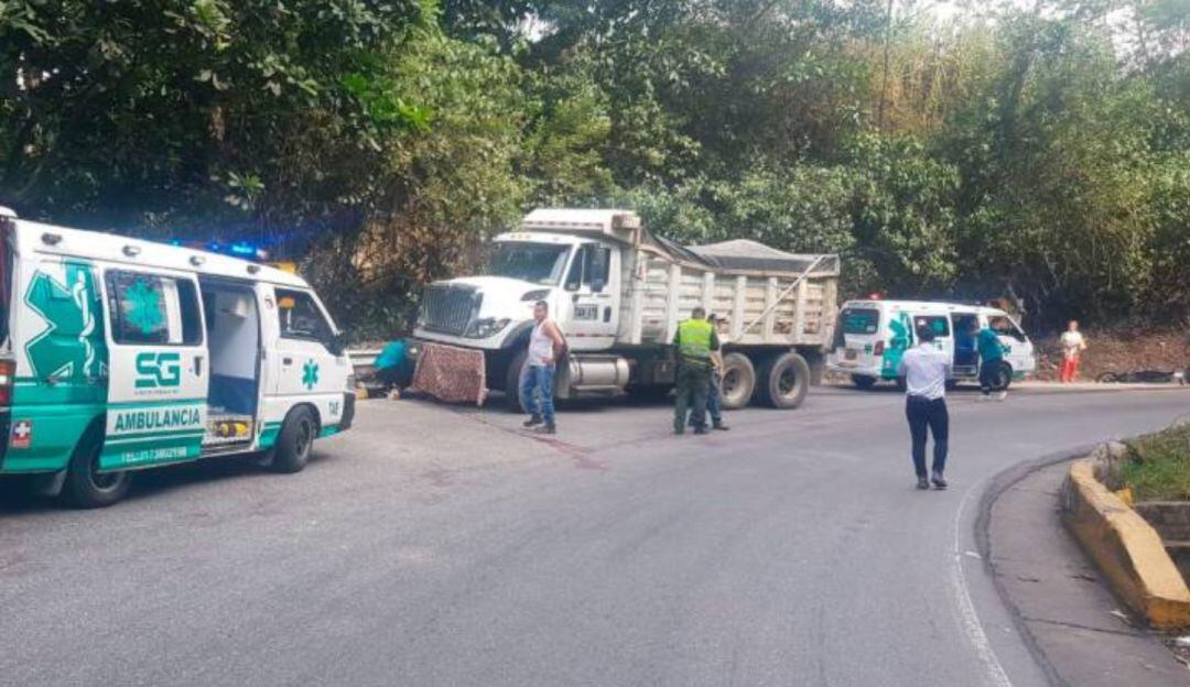El hombre chocó contra un camión. 
