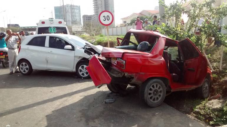 Accidente al norte de Barranquilla, tres vehículos y una motocicleta resultaron involucrados.
