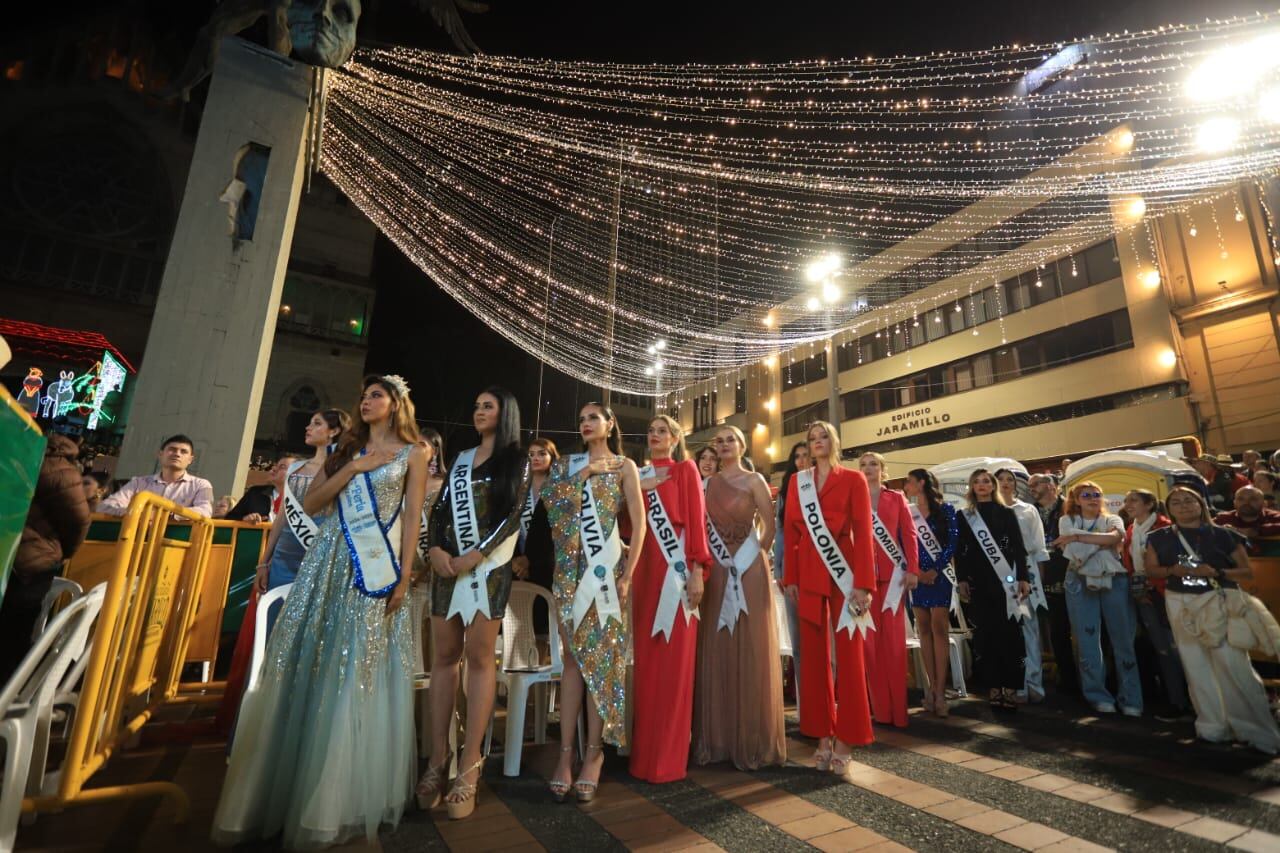 Las candidatas al Reinado Internacional del Café participaron del Pregón de la Feria.