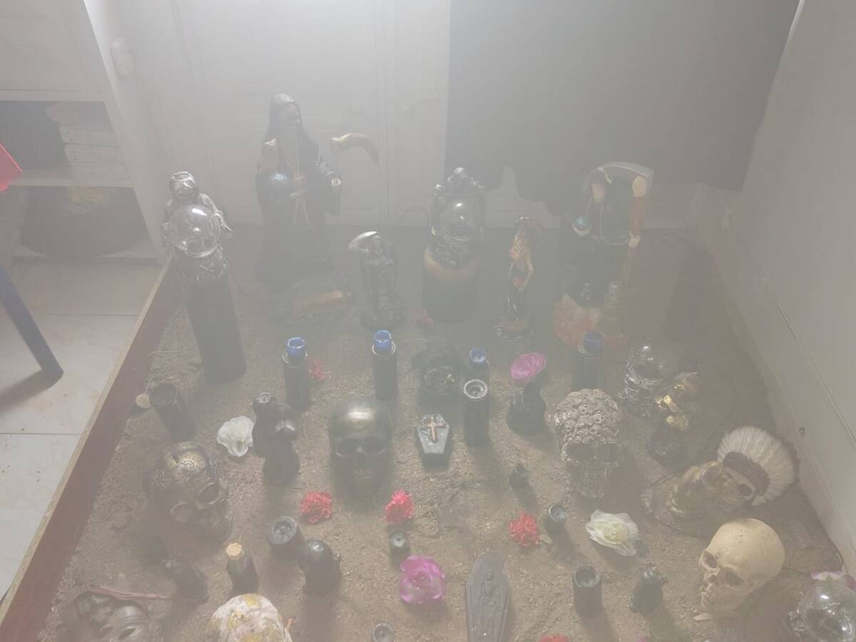 Velas, velones, veladoras y hasta calaveras fueron encontradas en un incendio en Ibagué