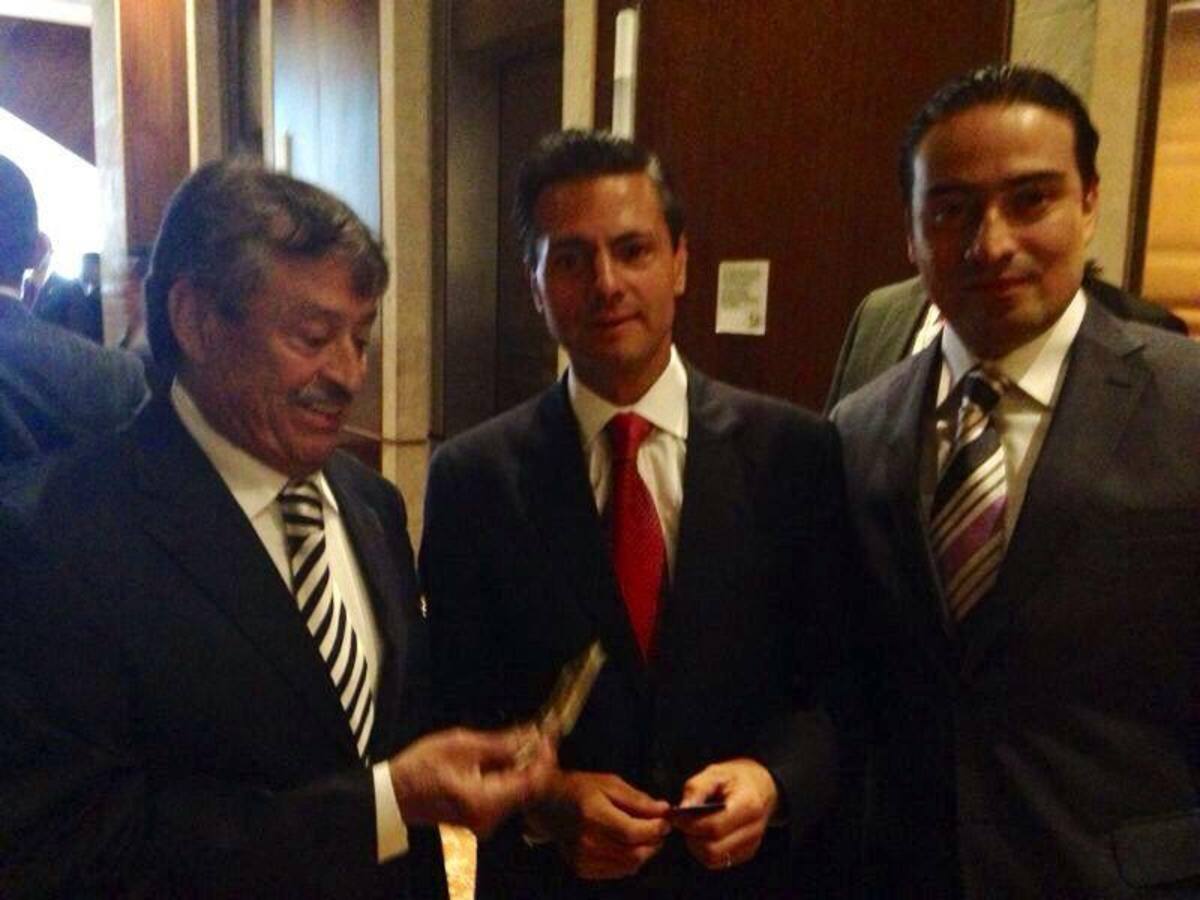 El mandatario recibió regalo del Museo del Tequila. (Fotos suministradas por Gustavo Gómez).