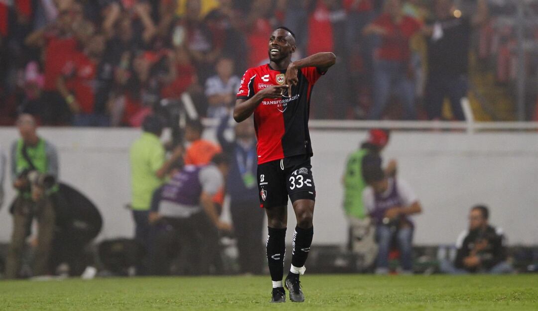 Julián Quiñones festeja el segundo gol del partido en la final de ida del fútbol mexicano.