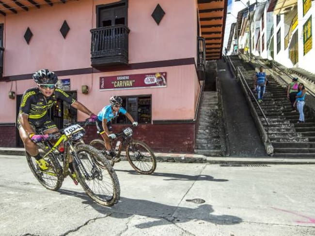 Ciclistas de la vuelta a Colombia atropellados por motociclista