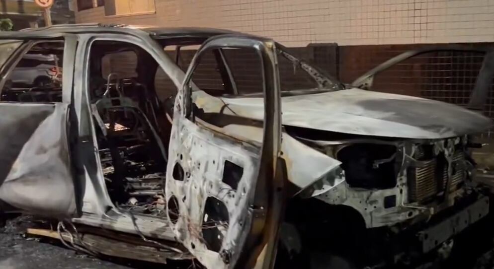 Carro de Steven Mendoza incendiado por los hinchas del Santos / Caputa Twitter @Romatuck