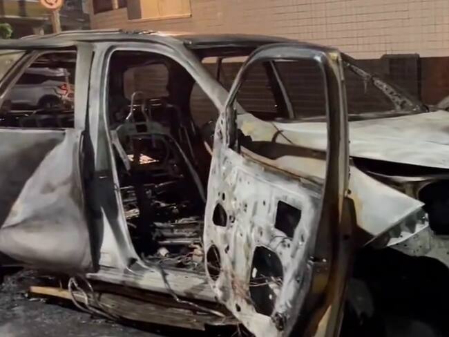 Carro de Steven Mendoza incendiado por los hinchas del Santos / Caputa Twitter @Romatuck