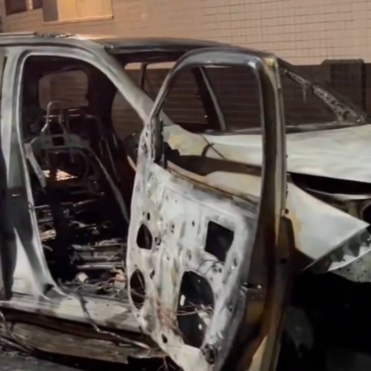 Hinchas del Santos queman el carro de Steven Mendoza, enojados por el descenso del equipo