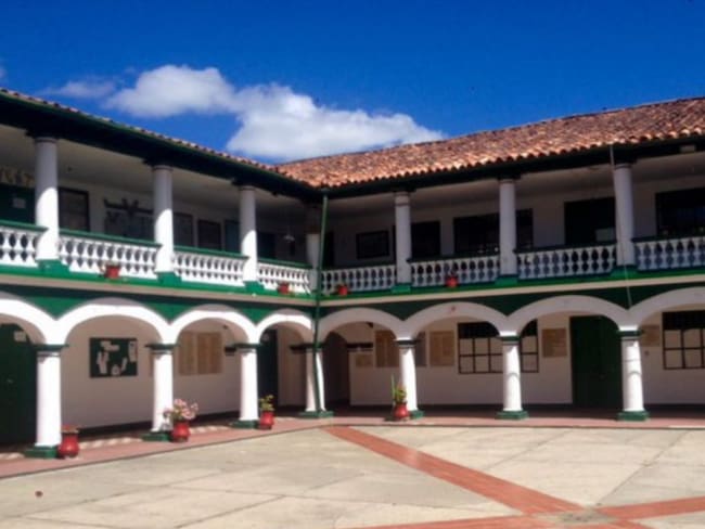 Separan del cargo a docente por presuntos abusos sexuales en Vélez