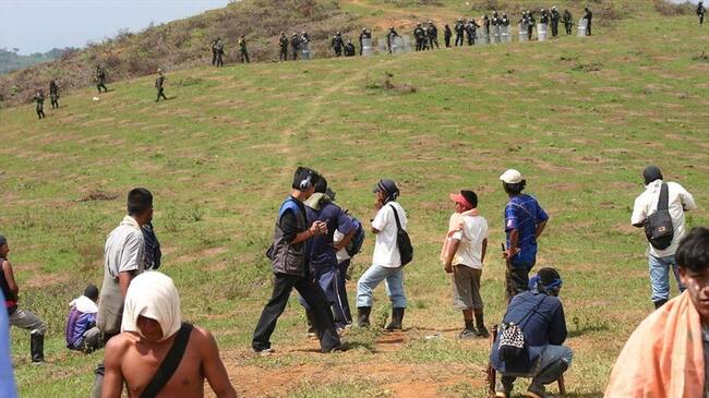 Tensión por enfrentamientos entre Policía e indígenas en Cauca. Foto: Colprensa.
