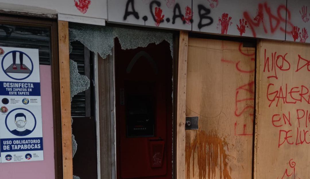 Establecimientos públicos y privados fueron vandalizados