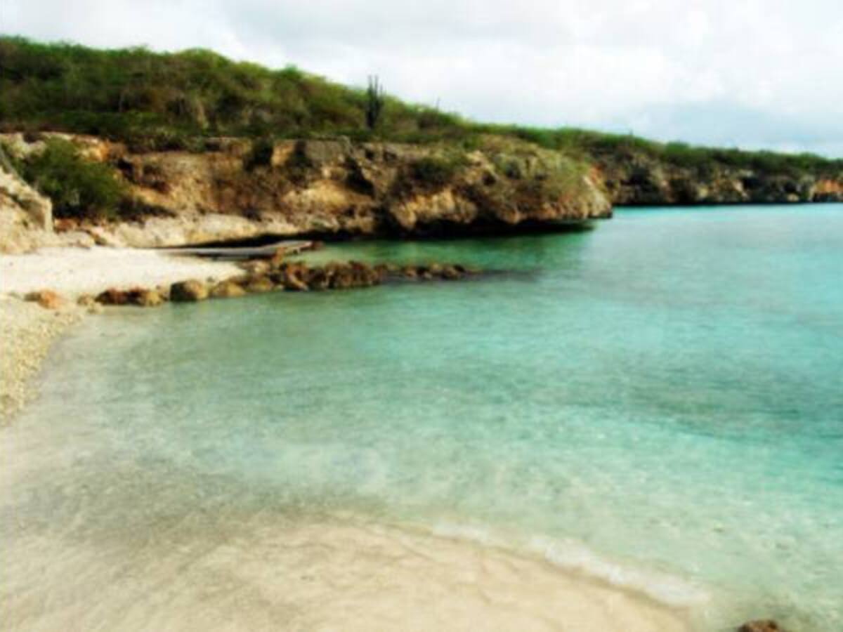 Turista denuncia que policía le pidió $1 millón para protegerla de asalto en Bahía Concha