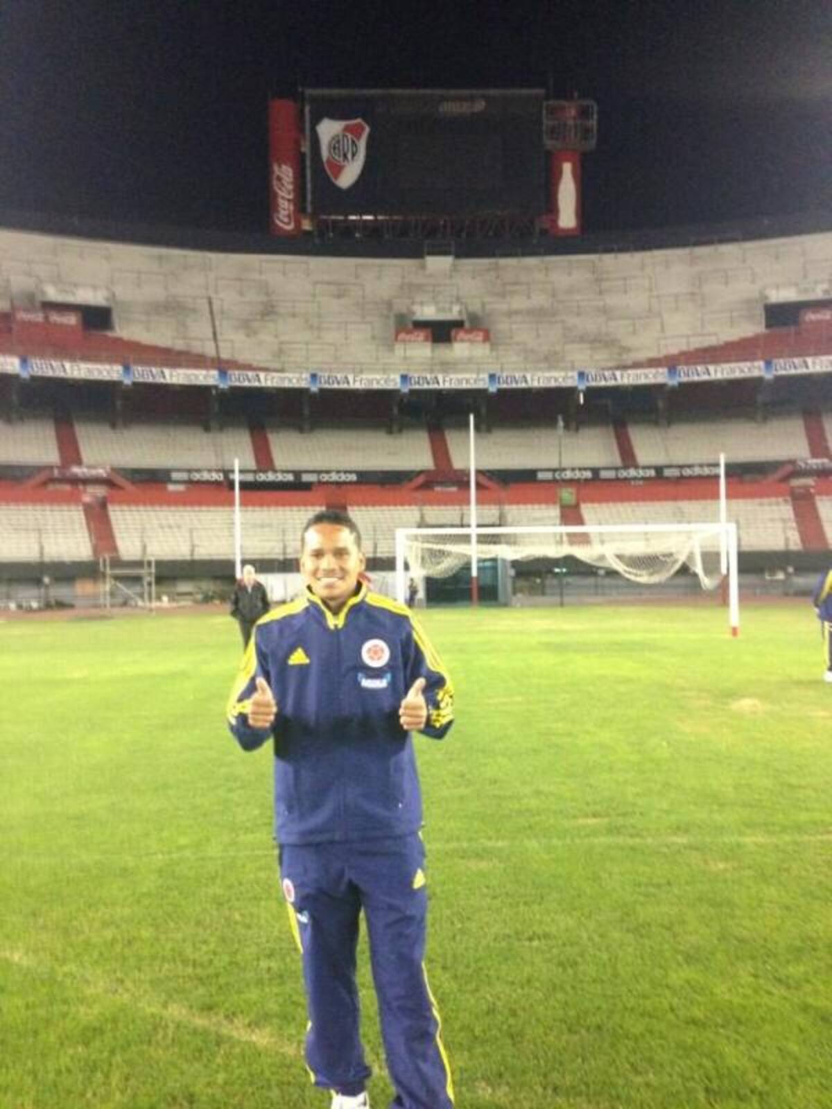 El delantero Carlos Bacca se mostró muy feliz en el estadio Monumental, @carlos7bacca