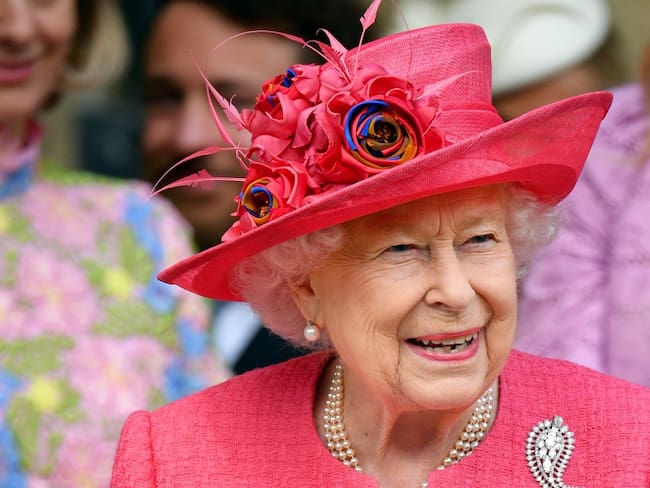 ¡Trabajo sí hay! La reina Isabel II busca gerente de redes sociales
