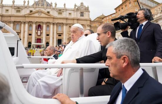 Papa Francisco aompañado de su enfermero personal  Massimiliano Strappeti.