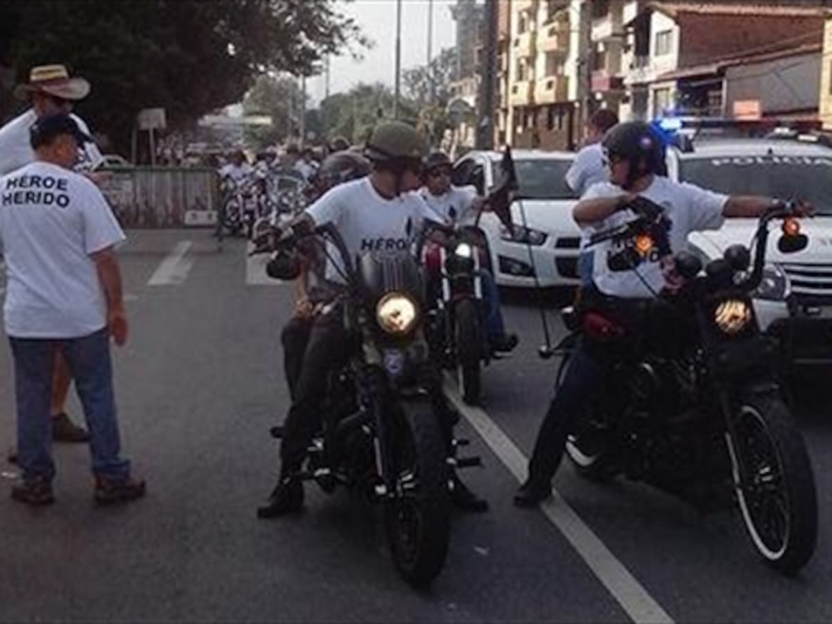 Motociclistas participan en Medellín la Caravana de los Héroes Caídos