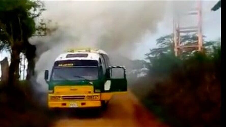 Incendio en un bus dejó siete estudiantes lesionados en Pueblo Nuevo, Córdoba. Foto: Cortesía