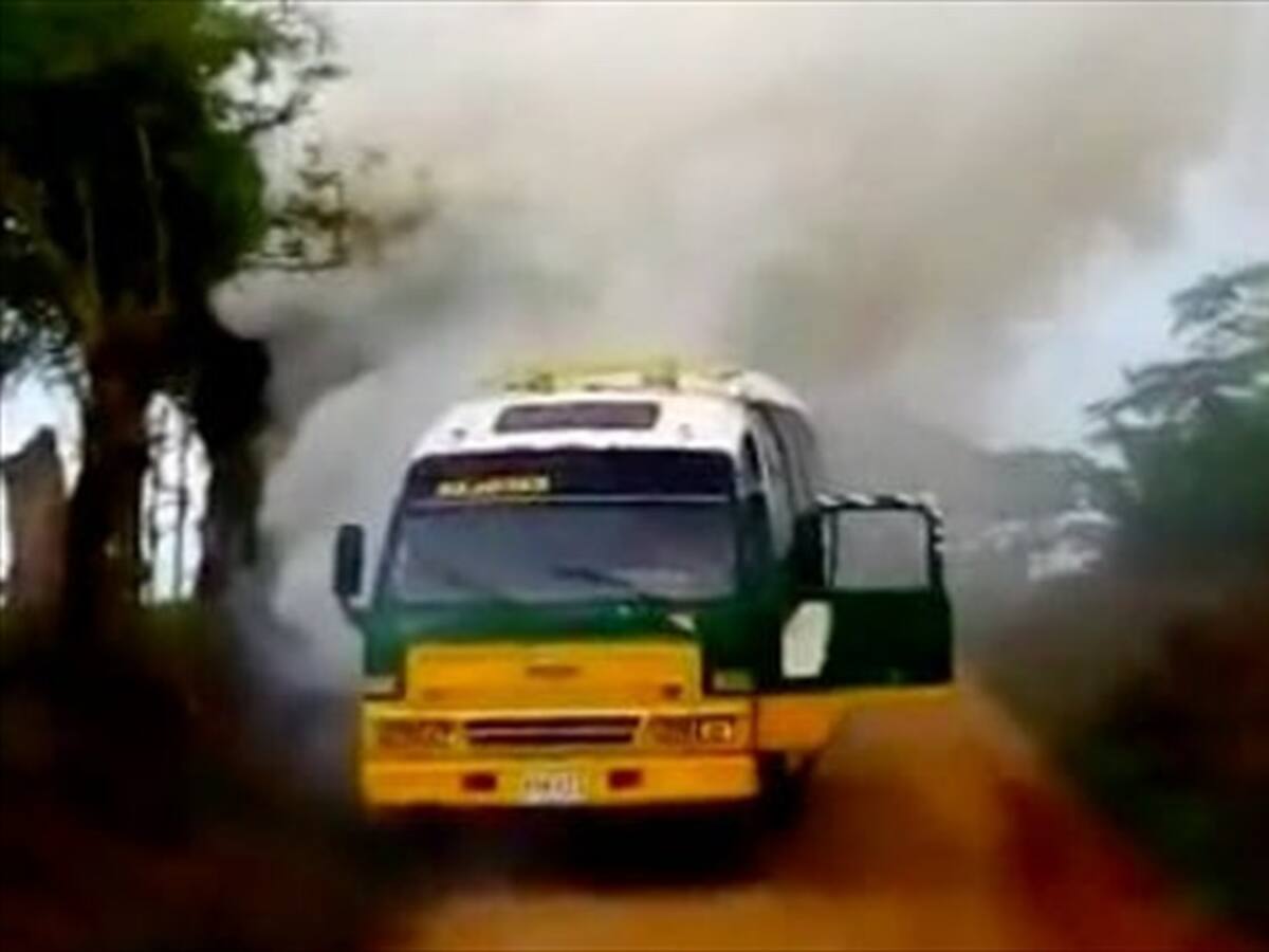 Incendio en un bus dejó siete estudiantes lesionados en Pueblo Nuevo, Córdoba