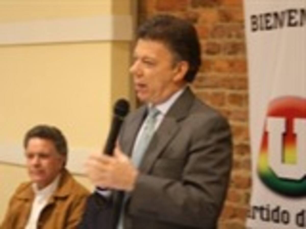 El nuevo director del Partido de la U, Juan Manuel Santos, afirma que su Plan A sigue siendo la reelección de Uribe