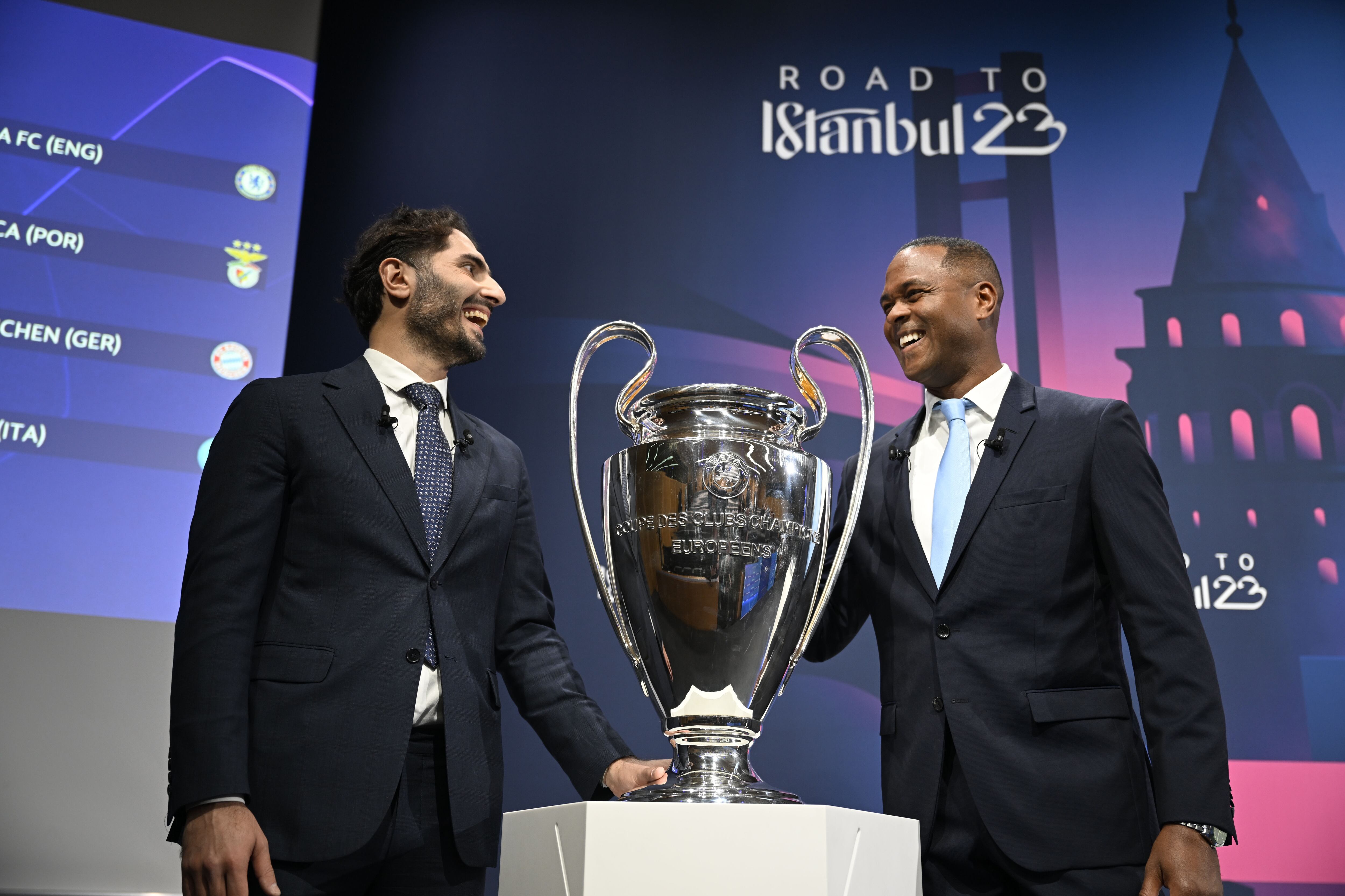 NYON, SUIZA - 17 DE MARZO: Los invitados especiales Hamit Altintop y Patrick Kluivert posan con el trofeo de la Liga de Campeones después del sorteo de cuartos de final y semifinales de la UEFA Champions League 2022/23 en la sede de la UEFA, la Casa del Fútbol Europeo, en marzo 17, 2023, en Nyon, Suiza. (Foto de Kristian Skeie - UEFA/UEFA vía Getty Images)