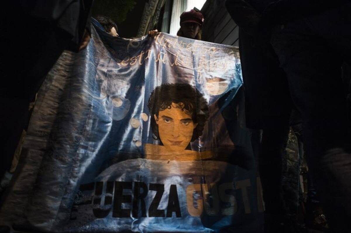 Los seguidores del exvocalista de Soda Stereo se unieron en una sola voz para rendir tributo al artista en sus exequias. Foto: Efe