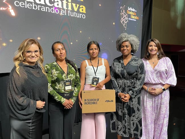 Cumpliendo sueños: Oyente de escasos recursos irá a la universidad y recibió computador de última tecnología. Foto: W Radio.