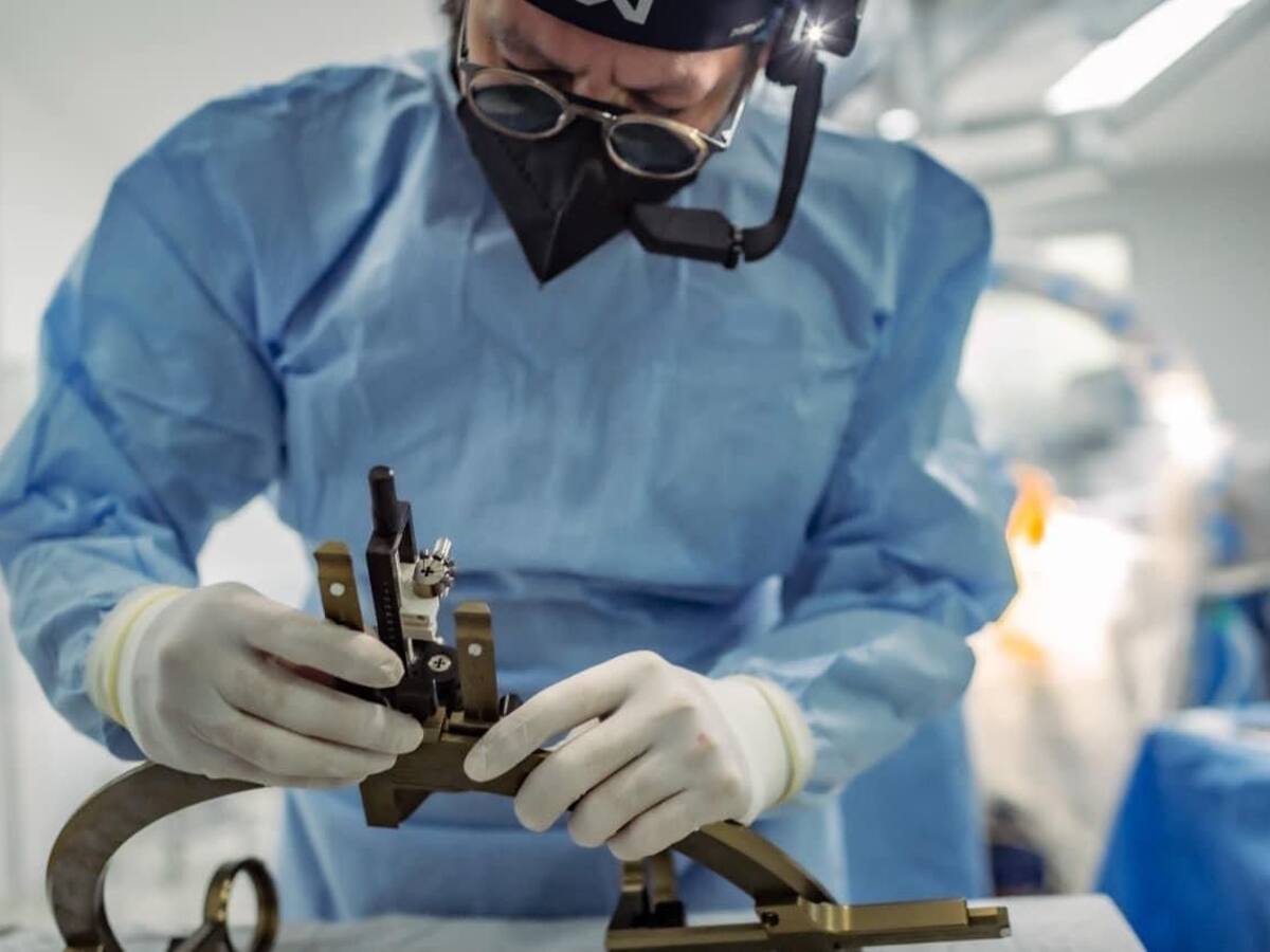 Médico bumangués opera a través de lentes virtuales