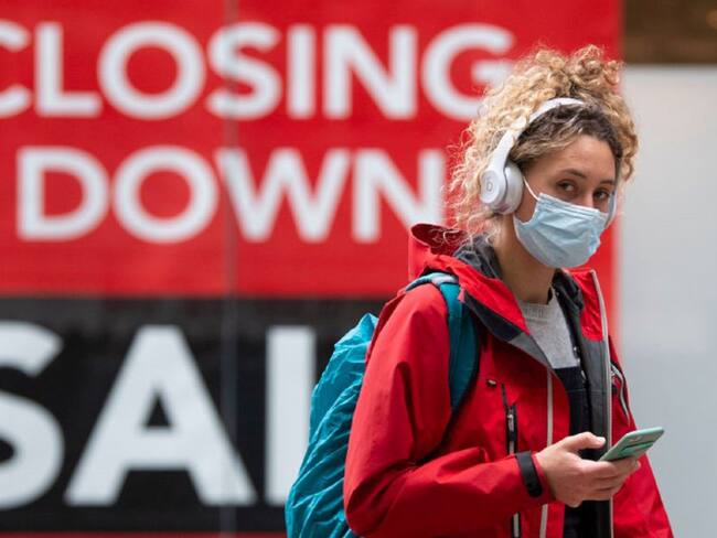 joven con mascarilla