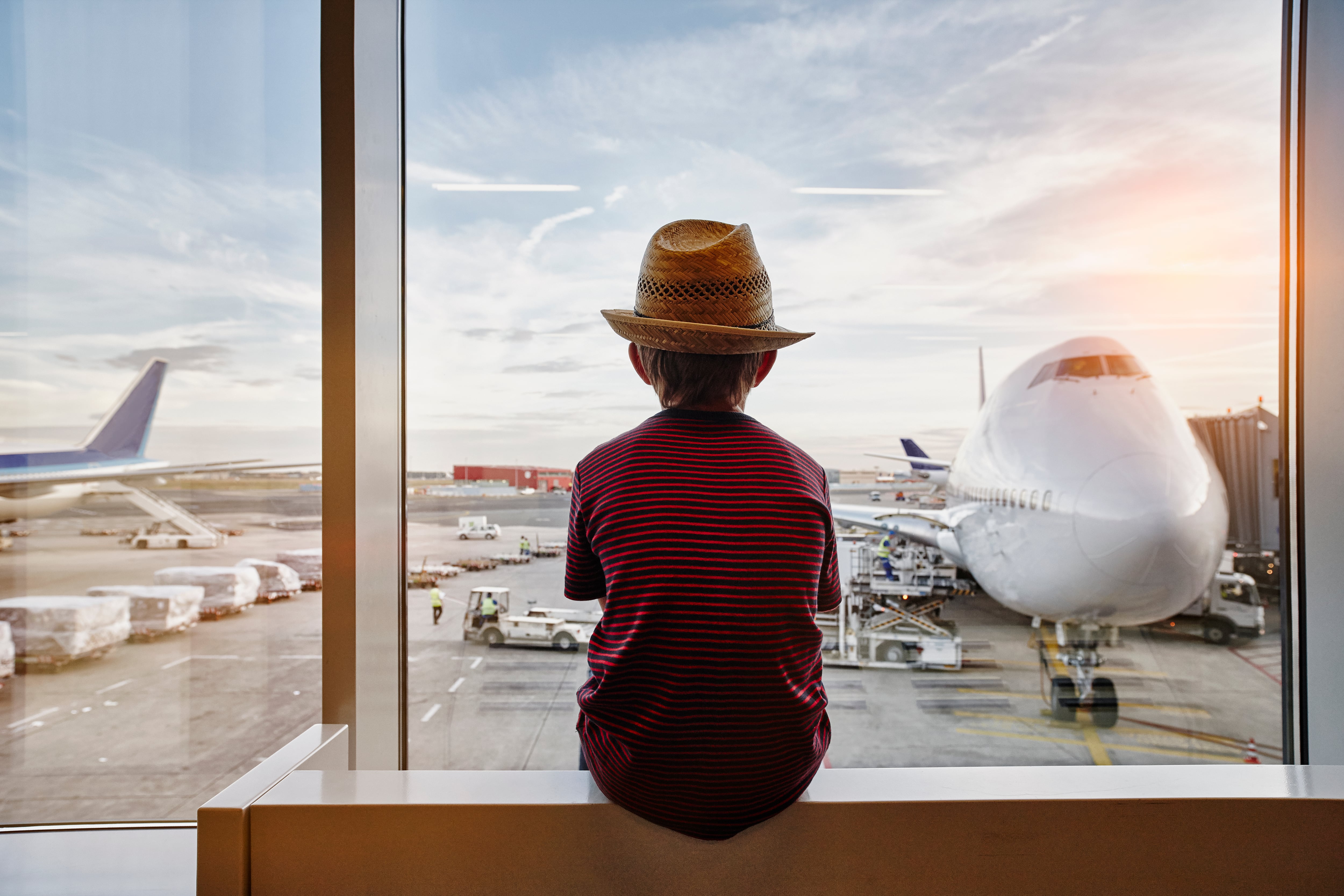 Niño en aeropuerto mirando los aviones (Getty Images)