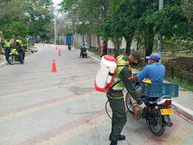 La Policía realiza jornada de desinfección en vehículos que ingresan a Usiacurí