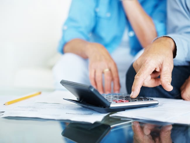 Personas mayores haciendo cálculos de pensión, imagen de referencia // GettyImages