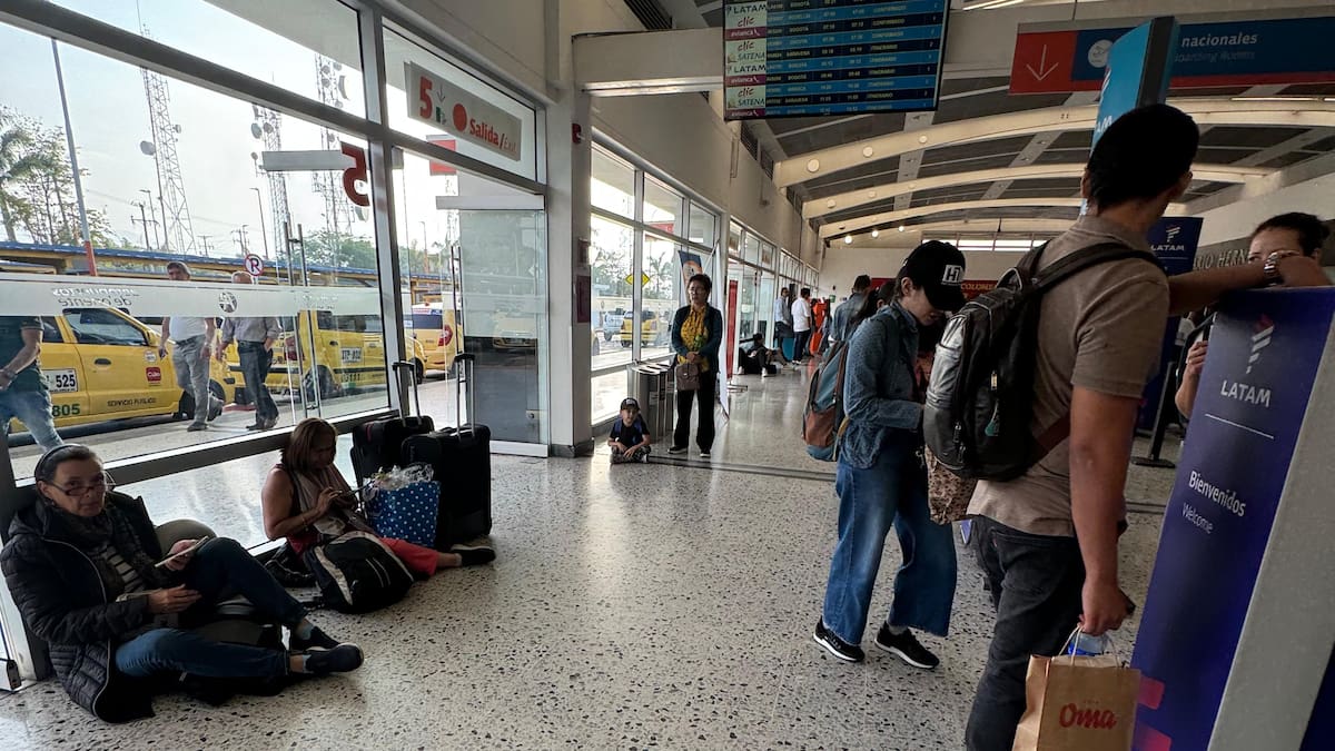 Mario Andretti, viajero, habla de operaciones canceladas en el aeropuerto Palonegro