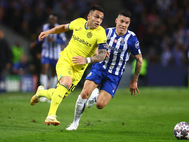 PORTO, PORTUGAL - MARCH 14:  Lautaro Martinez of FC Internazionale competes with Mateus Uribe of FC Porto during the UEFA Champions League round of 16 leg two match between FC Porto and FC Internazionale at Estadio do Dragao on March 14, 2023 in Porto, Portugal. (Photo by Chris Brunskill/Fantasista/Getty Images)
