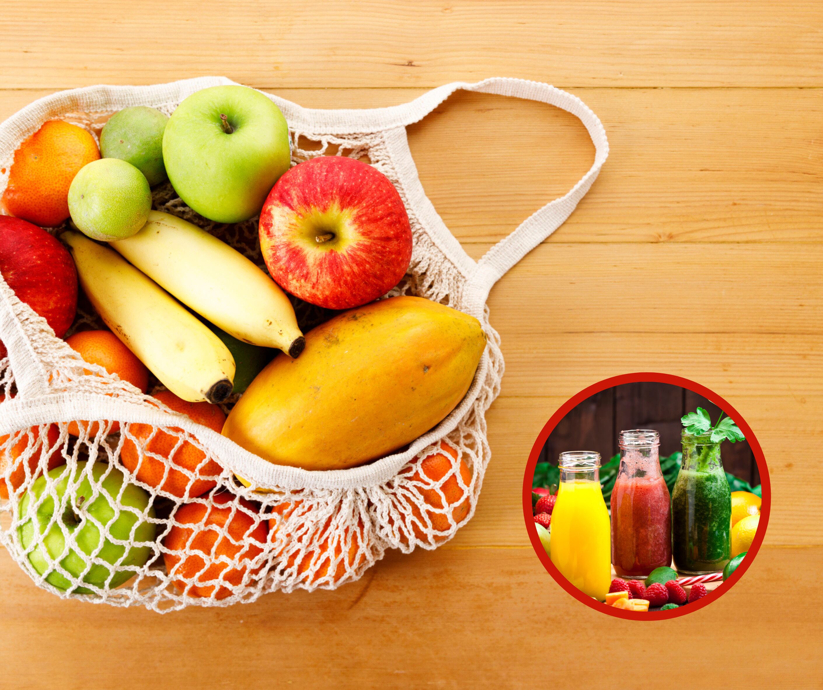 Bolsa de frutas sobre una mesa junto a tres jugos diferentes (Getty Images)