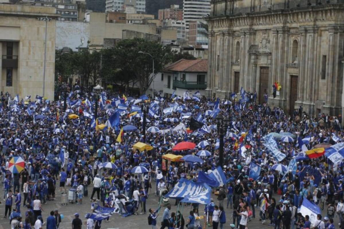 Una marea azul se tomó el centro de Bogotá para celebrar los 67 años de Millonarios. Foto: COLPRENSA ©