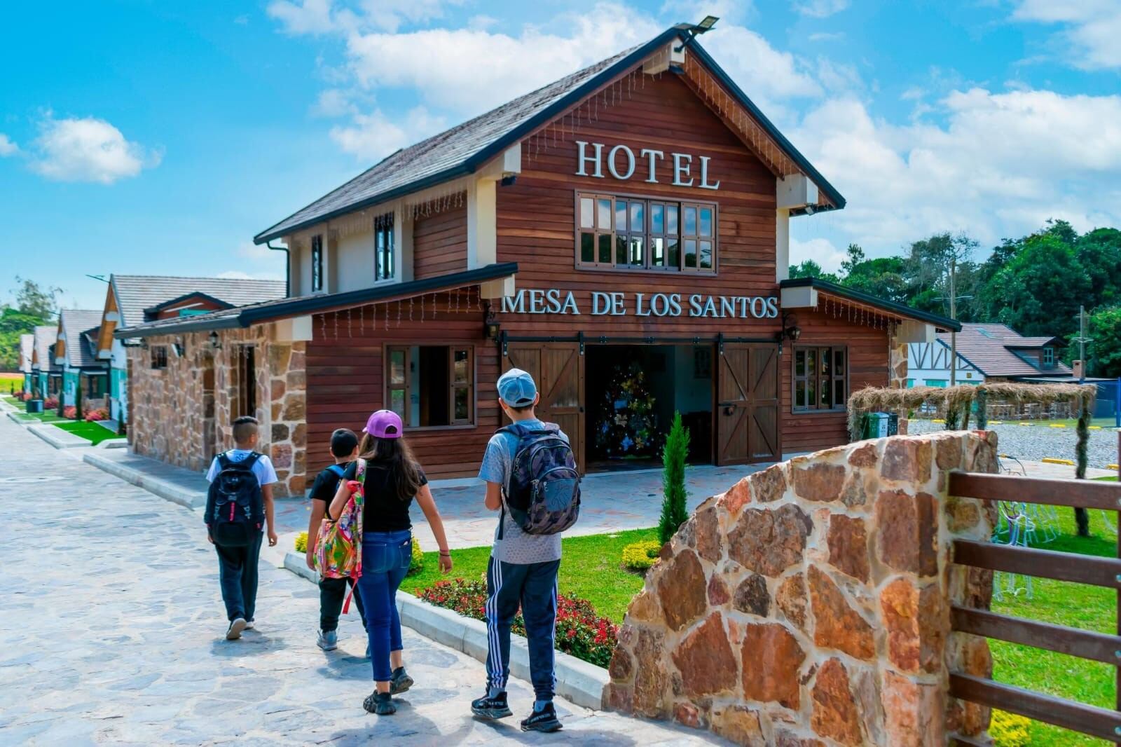 Nuevo campo de minigolf en PONY PARQUE HOTEL / Mesa de Los Santos