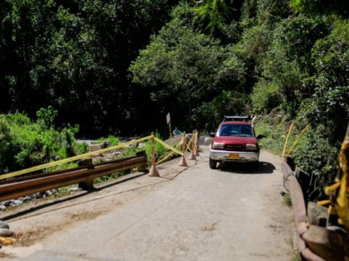 Advierten riesgo por uso de puente agrietado