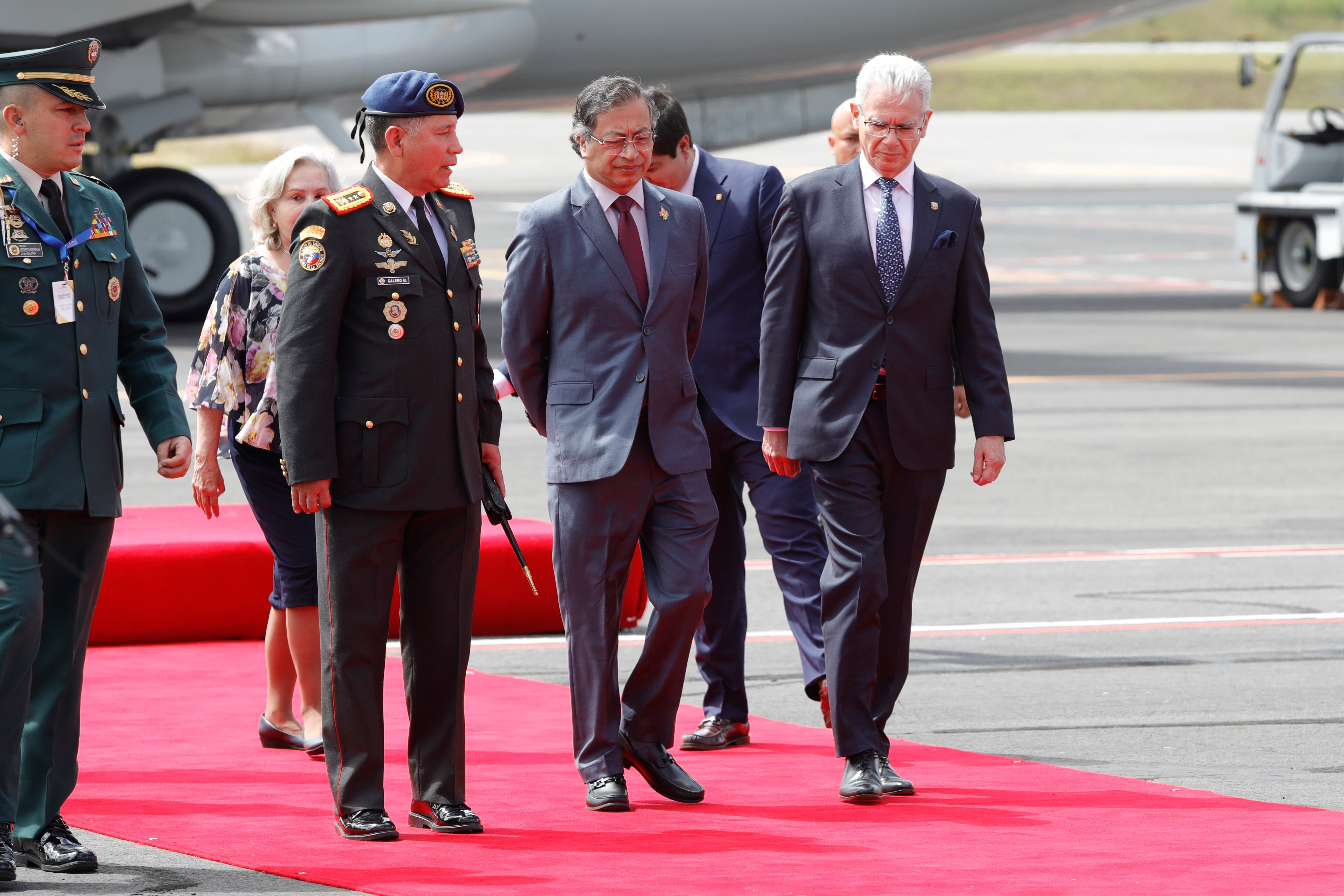 AME365. QUITO (ECUADOR), 24/05/2025.- El presidente de Colombia, Gustavo Petro (c), llega para participar en la investidura presidencial de Daniel Noboa este sábado, en Quito (Ecuador). Delegaciones de 74 países y autoridades de 19 organismos internacionales participarán en la investidura, según la Cancillería. EFE/ Santiago Fernández