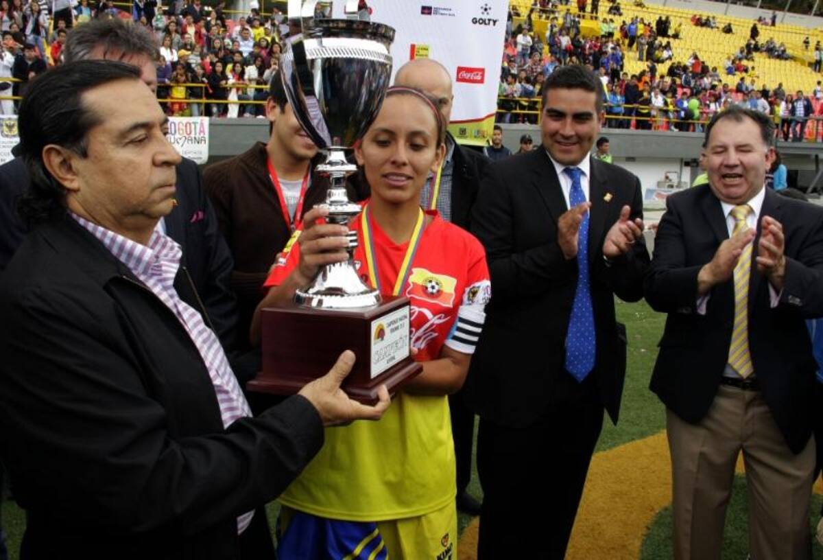 La Selección de Fútbol Femenino Sub20 de Bogotá, se coronó campeona del Campeonato Nacional de la categoría, luego de empatar 2-2 en la última fecha del cuadrangular final al representativo de Antioquia.