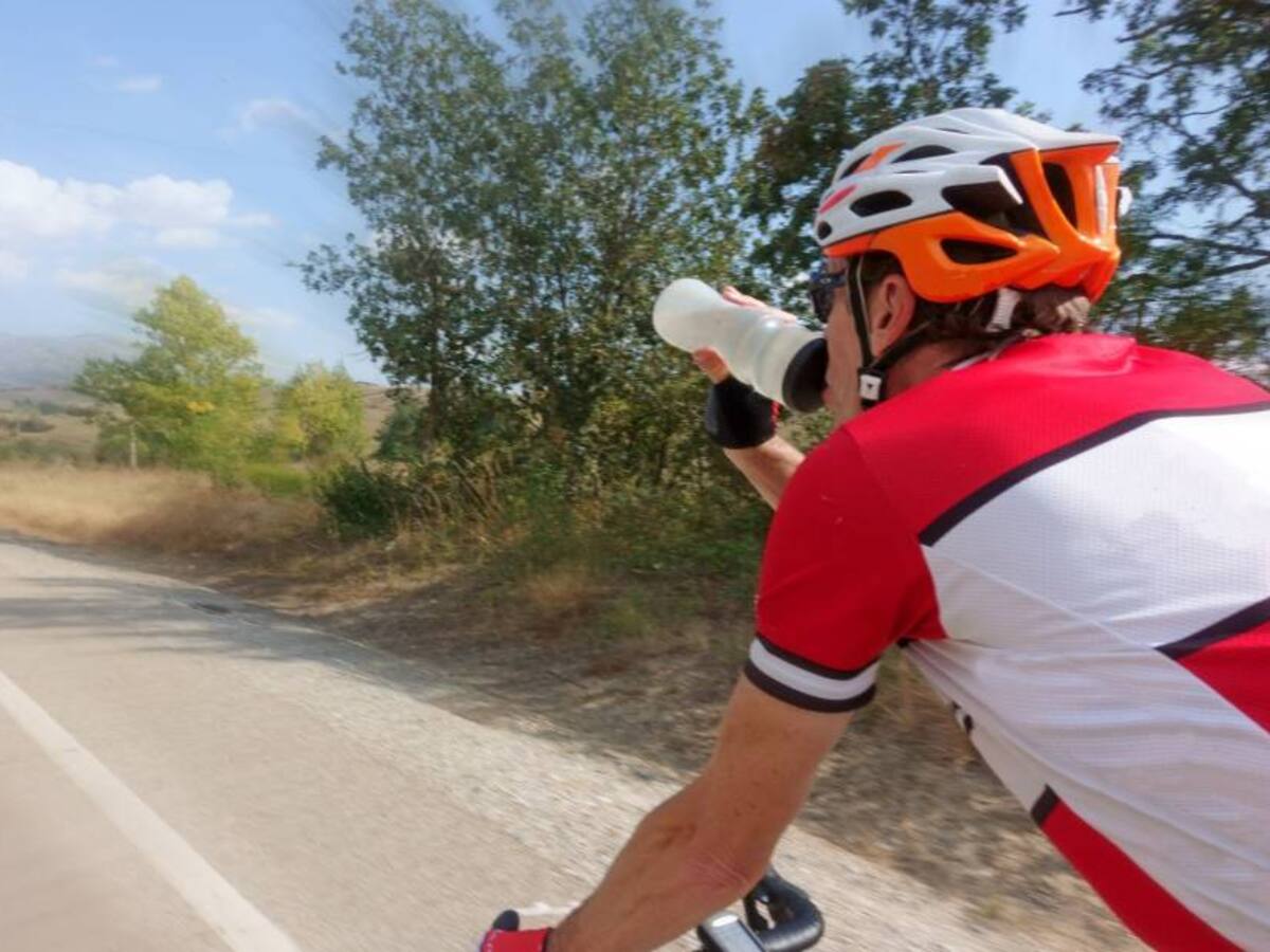 Por qué es vital beber electrolitos