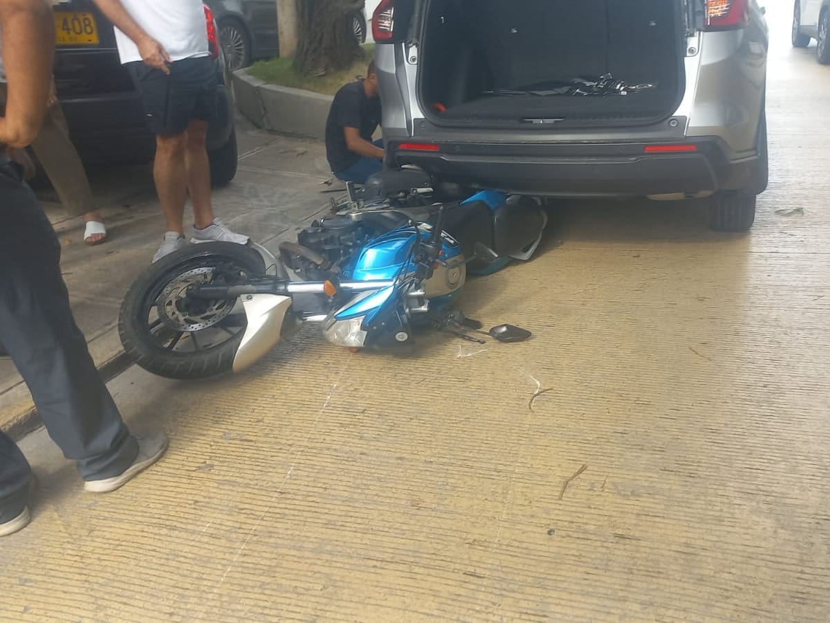 Un herido dejó colisión de camioneta contra varias motocicletas en Manga