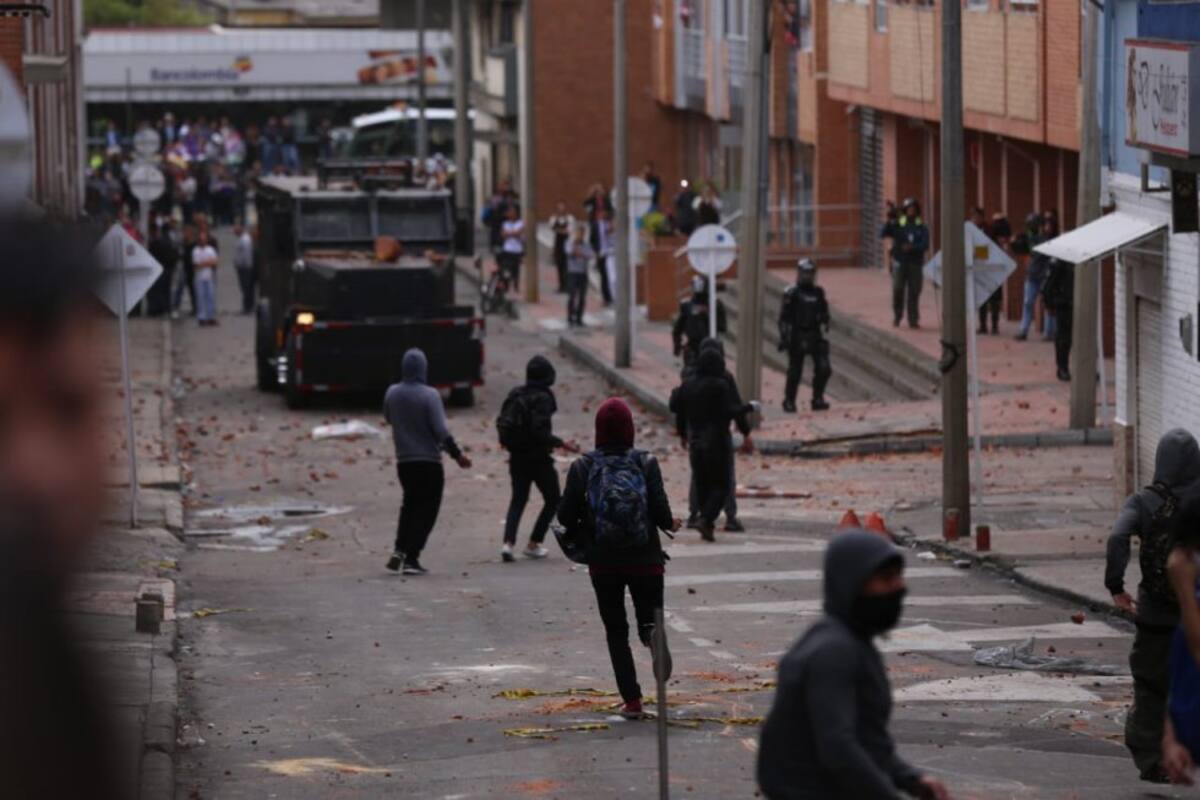 Encapuchados lanzan piedra al ESMAD.