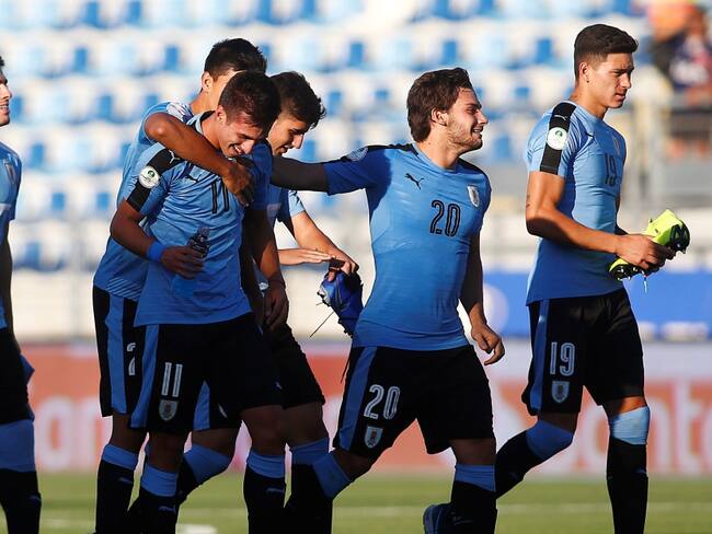 Uruguay pone un pie y medio en el Mundial