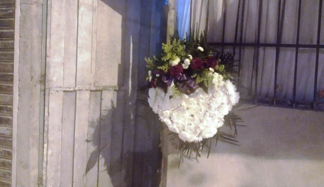 Una corona fúnebre apareció en la puerta de uno de los tres en Cartagena donde los señalan de “enemigos del desarrollo”