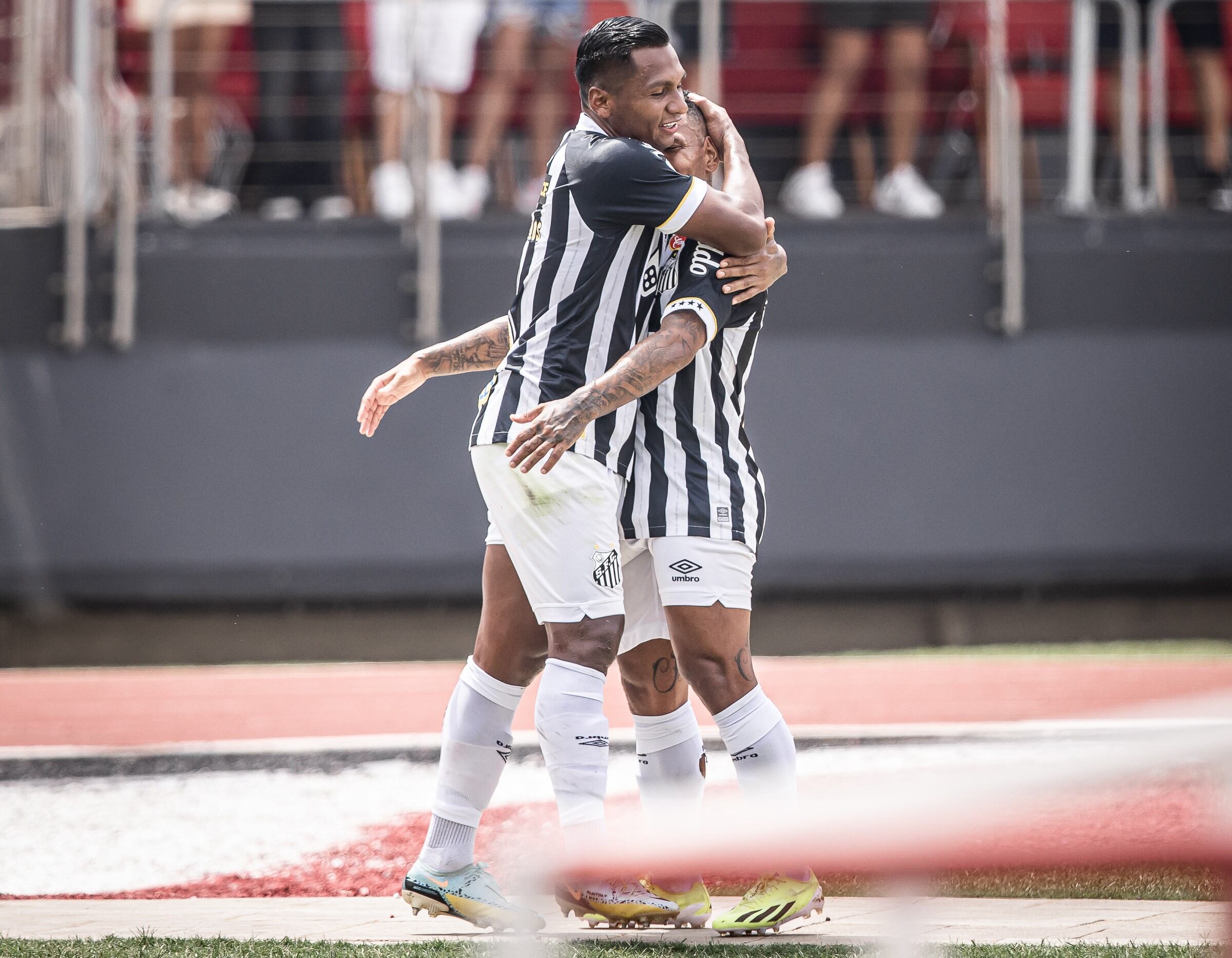 Segundo gol de Morelos con Santos / @SantosFC