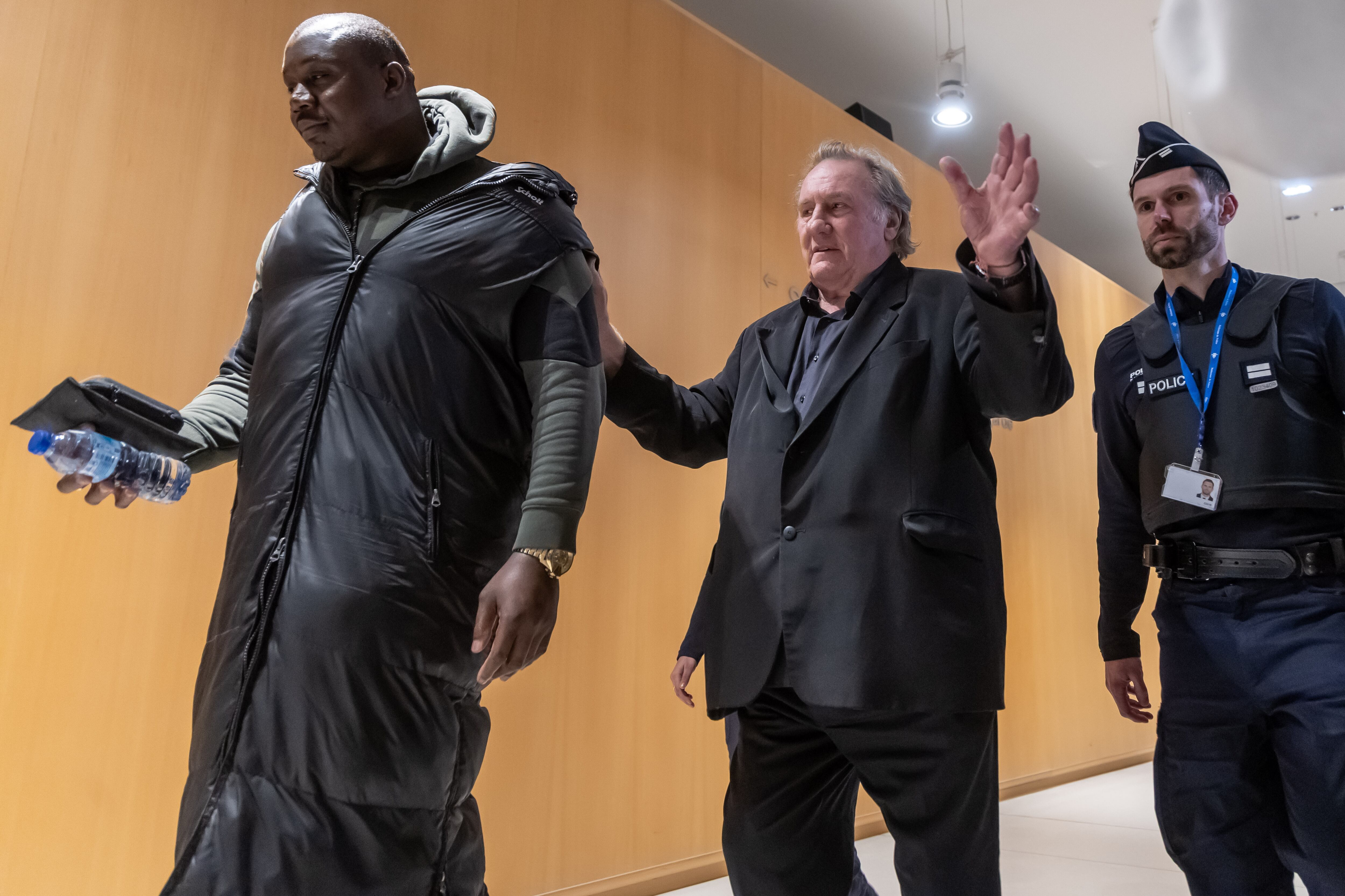 -FOTODELDÍA- París (Francia), 24/03/2025.- El actor francés Gerard Depardieu (C) llega a los juzgados de París donde se le juzga por presuntas agresiones sexuales cometidas contra dos mujeres en un rodaje en 2021, un proceso que debía celebrarse en octubre pasado pero que el intérprete logró aplazar por razones de salud. EFE/CHRISTOPHE PETIT TESSON