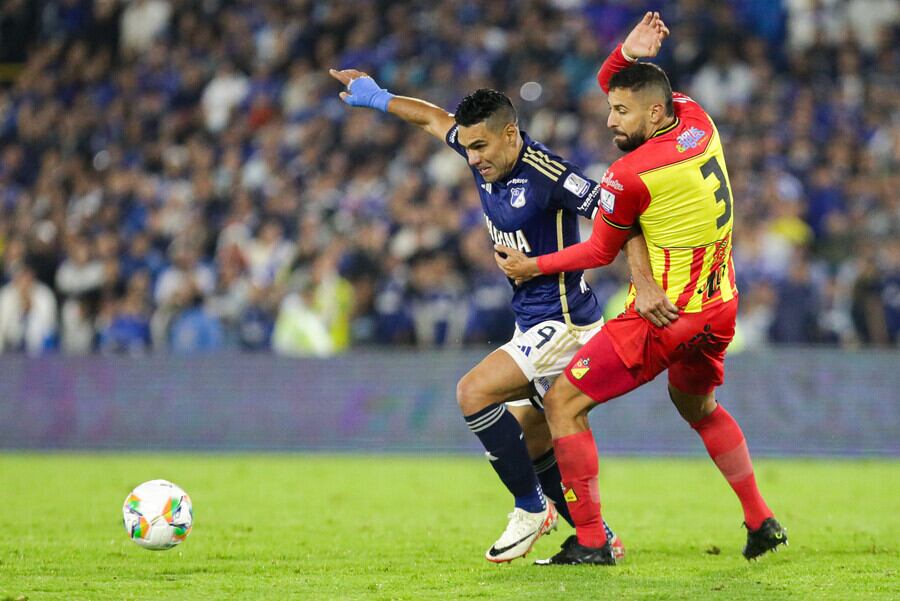 Falcao disputa un balón con José Moya / Colprensa.