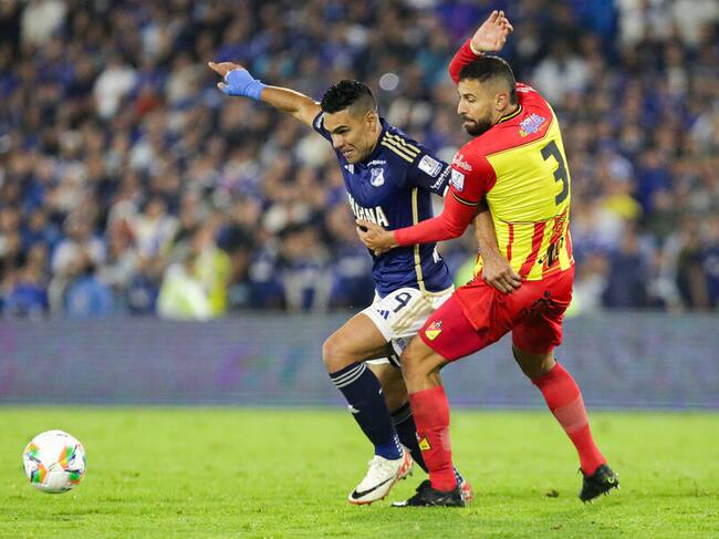 Falcao disputa un balón con José Moya / Colprensa.