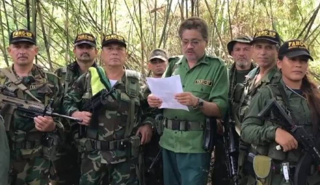 Alias 'Jhon 40', con una toalla en el hombro, junto a alias 'Iván Márquez'.   Foto: Captura de pantalla.